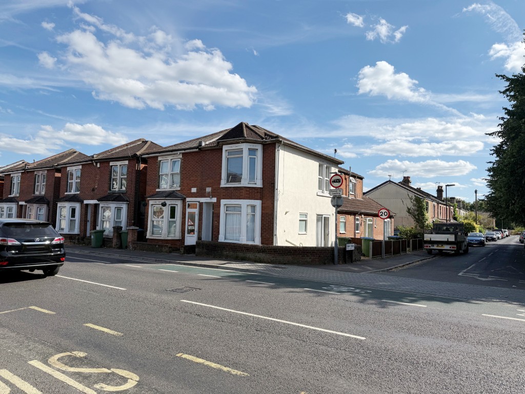 Lot: 190 - FREEHOLD BUILDING COMPRISING THREE FLATS FOR INVESTMENT - View from the main road of the building